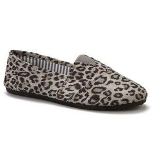Ositos Gray Leopard Tammy slip ons NIB women's size 10